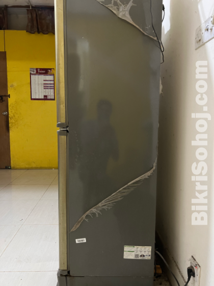 Walton double door refrigerator